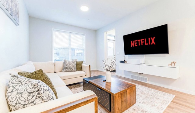 Luxury Spacious 3BR Retreat | King Bed | Fast WiFi | Free Parking | Near Shops