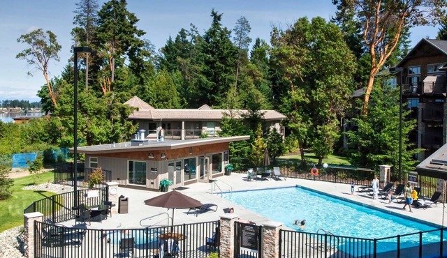 Luxury Townhouse on Rathtrevor Beach with Pool