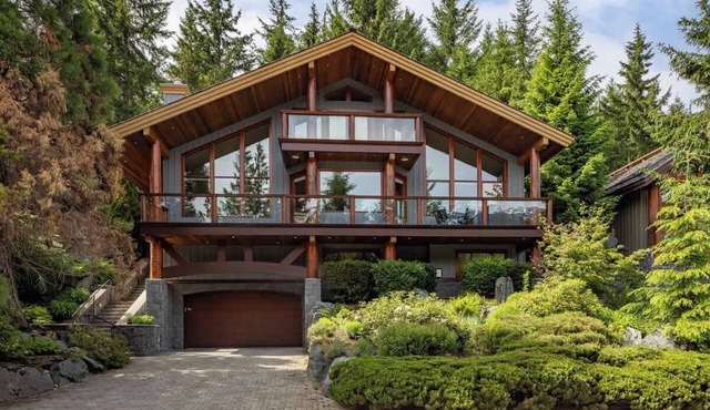 Luxury view chalet with hot tub