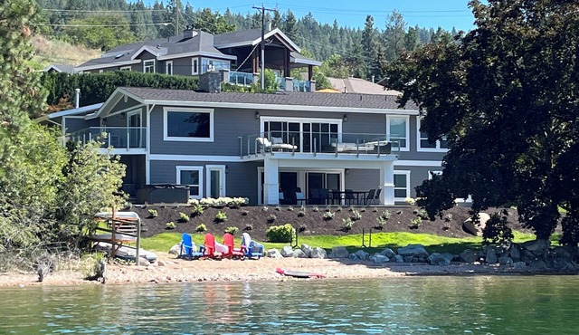 Luxury Waterfront Home, wifi, bbq, sleeps 12