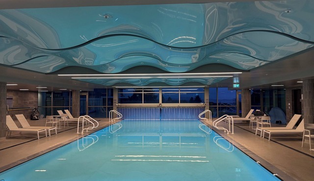 Luxury White Rock Ocean view Condo-2Bd/2Ba/2decks/pool/gym/steam room/sauna/spa