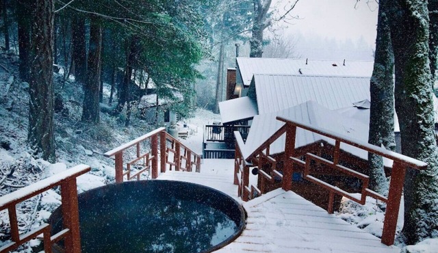 Magical Salt Spring Escape! Cedar Hot Tub & View in Salt Spring Island