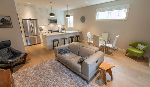 Malaview Retreat-Beautiful Townhouse in Lovely Sidney By The Sea by Victoria Prime!