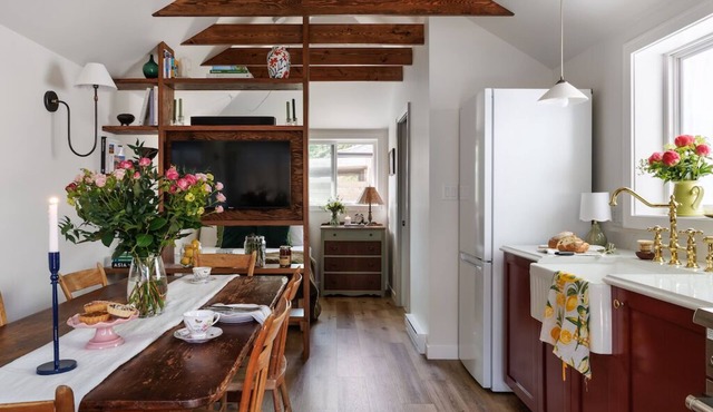 Maplewood Cottage: English Charm, West Coast Soul. in Victoria