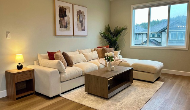 Minutes from Victoria w/Fully Equipped Kitchen