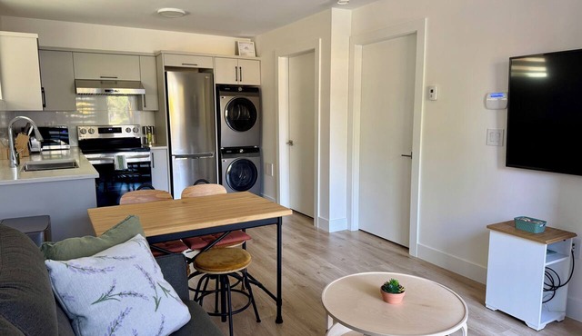 Modern 1-Bedroom Suite | Free Parking + Walk to Skytrain