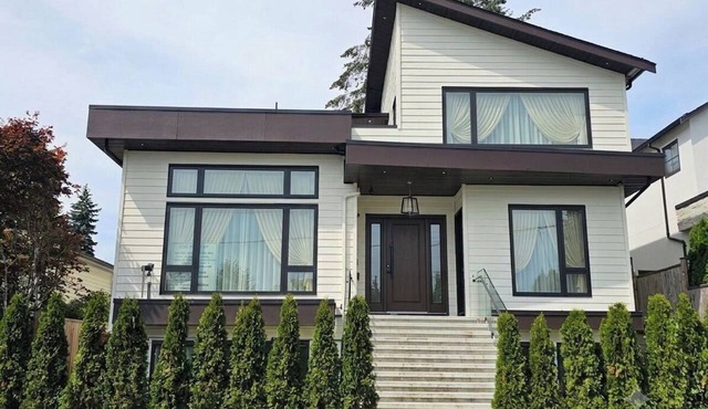 Modern: 2 BDR+Den for 5 Laundry, 75" TV 4min walk to shops Bus rout to downtown