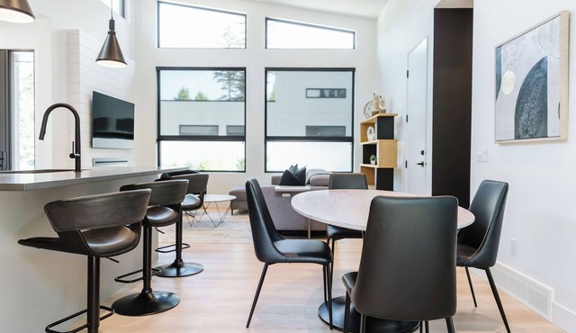 Modern 2-bed retreat in Lower Mission near Kelowna’s best beaches, wineries & cafés. Enjoy a fenced yard, chef’s kitchen, patio, garage parking & beach essentials just 4 minutes from Sarsons Beach. Designed for relaxation, convenience & comfort.