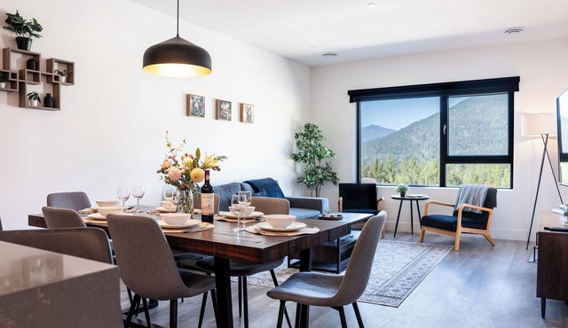 Modern 2 Bedroom Condo with Workspace