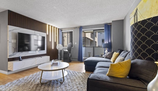Modern 2-bedroom next to Stampede +17th w/Parking