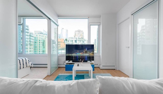 Modern 2BR, 17th-Floor City Views