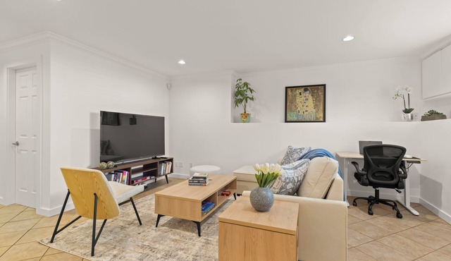 Modern 2BR near UBC, 10 min to downtown, sleeps 6 with parking in Vancouver