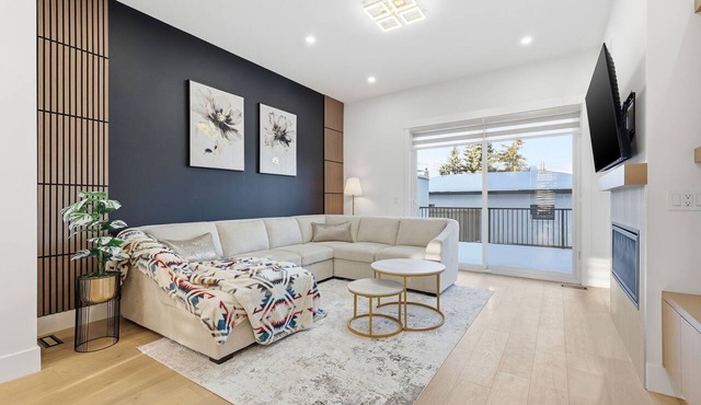 Modern 3BR Home Downtown Free Parking Sleeps 8