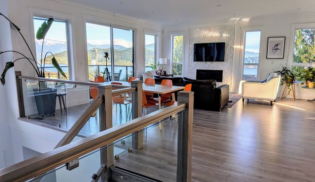 Modern 4-bedroom house with ocean& mountain view