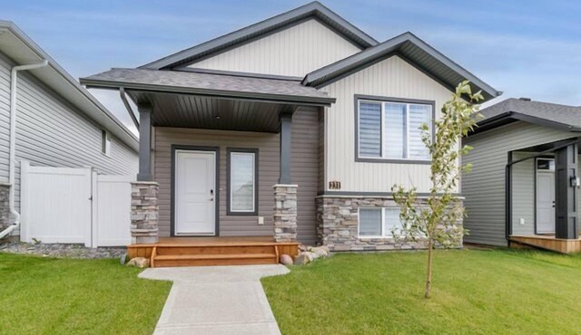 Modern 4 Bedroom House for 8 Guests in Red Deer ~ Games Room, Fire Pit, A/C, BBQ