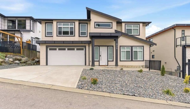 Modern 4BR Suite with Mountain Views