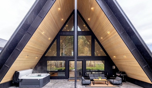 Modern A-Frame | Ski In | Hot Tub | Fernie Alpine Resort