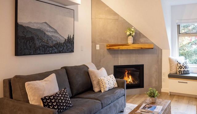 Modern Air-Conditioned Ski In/Out 1 BR: Sleeps 4, King bed, Hot Tub, Pool!