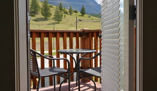 Modern and Bright 2BDR/2BR Condo with Mountain Views