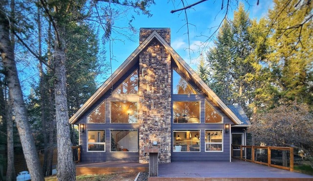 Modern Cabin Hot Tub 2 Kings 8 Beds in Invermere