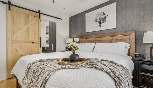 Modern cabin with King Bed, full kitchen and laundry.