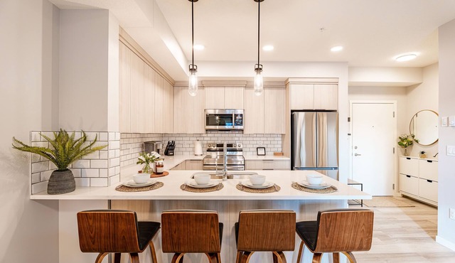 Modern Condo w/AC, close to YYC