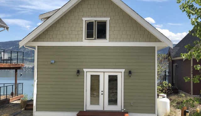 Modern cottage with spectacular view, sleeps 6- FINTRY BC