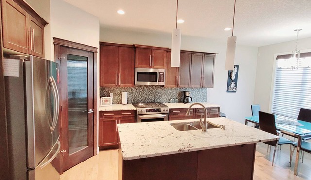 Modern Cozy Home in Calgary NW. 3 Bed+3 bath, 2 car Garage-near canmore/banff