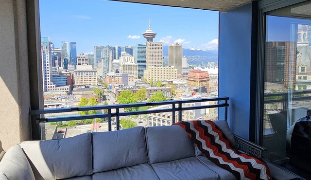 Modern DT 2-Bed Condo, Large Balcony, Great View, Free Parking, A/C, EV charger