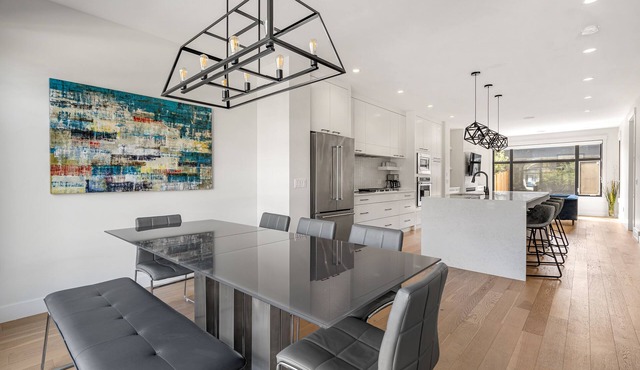 Modern family-sized house close to 17th Ave and downtown