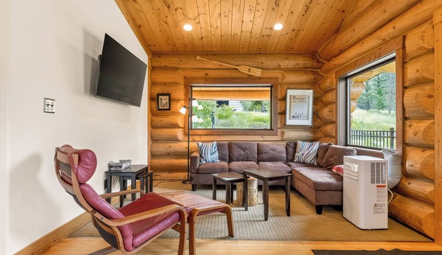Modern Farm Chalet. 10-Min Drive to Koocanusa