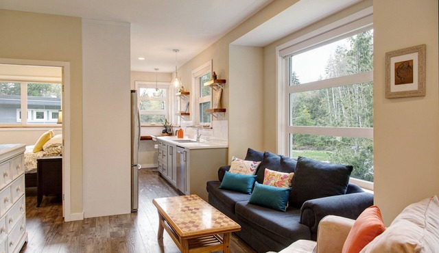 Modern Guesthouse on Galloping Goose close to Sooke Potholes