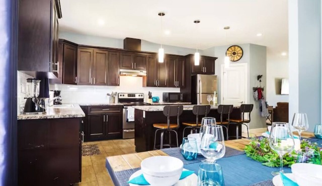 ★Modern Home★King Bed★Garage✔Long Stays★Sanitized!