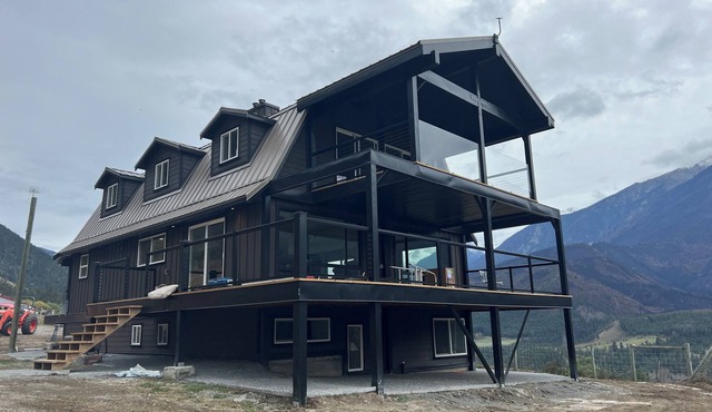 Modern living with mountain views in Lillooet