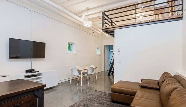 Modern Loft Haven | BBQ, Sleeps 6 |