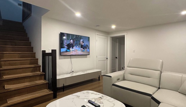 Modern Luxury 5 Bedroom House, Centrally Located in Brooks & Pet-friendly