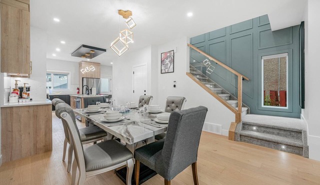 Modern luxury home near Downtown and close to University of Alberta *King Bed
