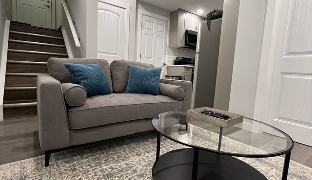 Modern Pvt 2BR Legal Suite | High-Speed Wi-Fi | 5m to Spruce Meadows & Transit