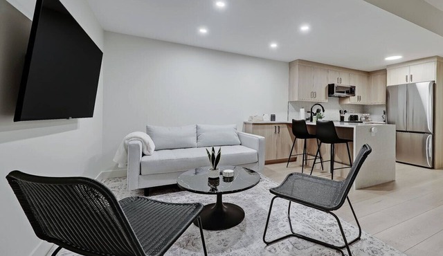 Modern & Relaxing Suite - Full Kitchen - King Bed + 2 Twin Beds - Pet Friendly!