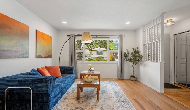 Modern Retreat near Downtown & Stampede | AC | Free Park | Backyard | Deck| BBQ