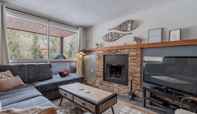 Modern Ski or Bike In-Out Condo/Superb Location
