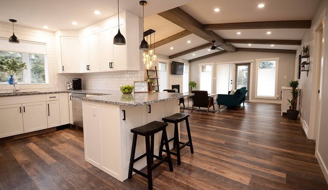 Modern & Spacious 3 Bedroom, Close to the Mountains!