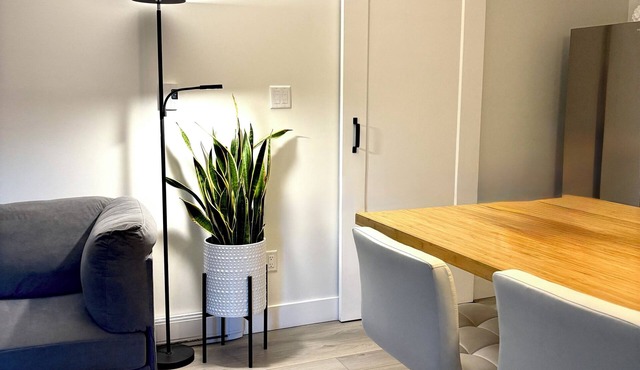Modern stylish 1 bdrm garden suite with laundry close to ferries and hospital