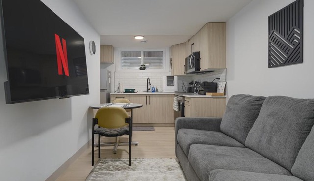 Modern Suite by Royal Alexandra Hospital l Free Parking WiFi Netflix