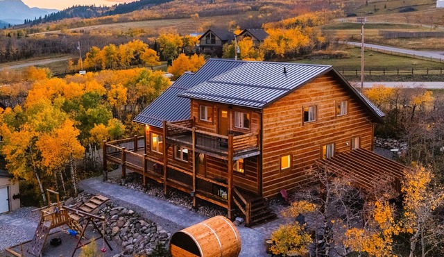 Modern Timber- Hot tub, sauna, theatre, climb wall