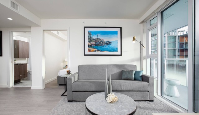 Modern Two Bedroom Apartment in Trendy Downtown Neighbourhood