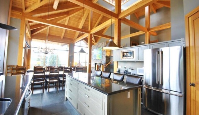 Moosehead Lodge: Stunning 4 bdrm/4 bath chalet. Ski in/ski out, private Hot Tub