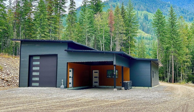 Mountain Retreat Between Revelstoke & Sicamous - Sled, Ski, Hike, Fish, Relax