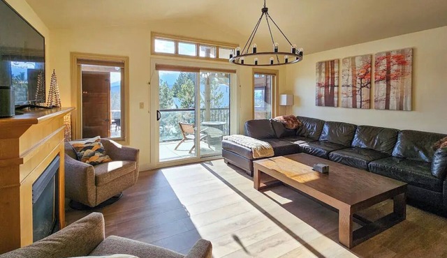 Mountain Retreat: Spacious 3BR Downtown Home