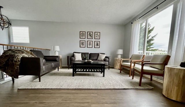 Mountain Style 4-bedroom Home near Jasper NP gate